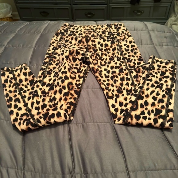 Victoria's Secret Cheetah Performance Leggings - Size 4 - Perfect Condition - Picture 2 of 7